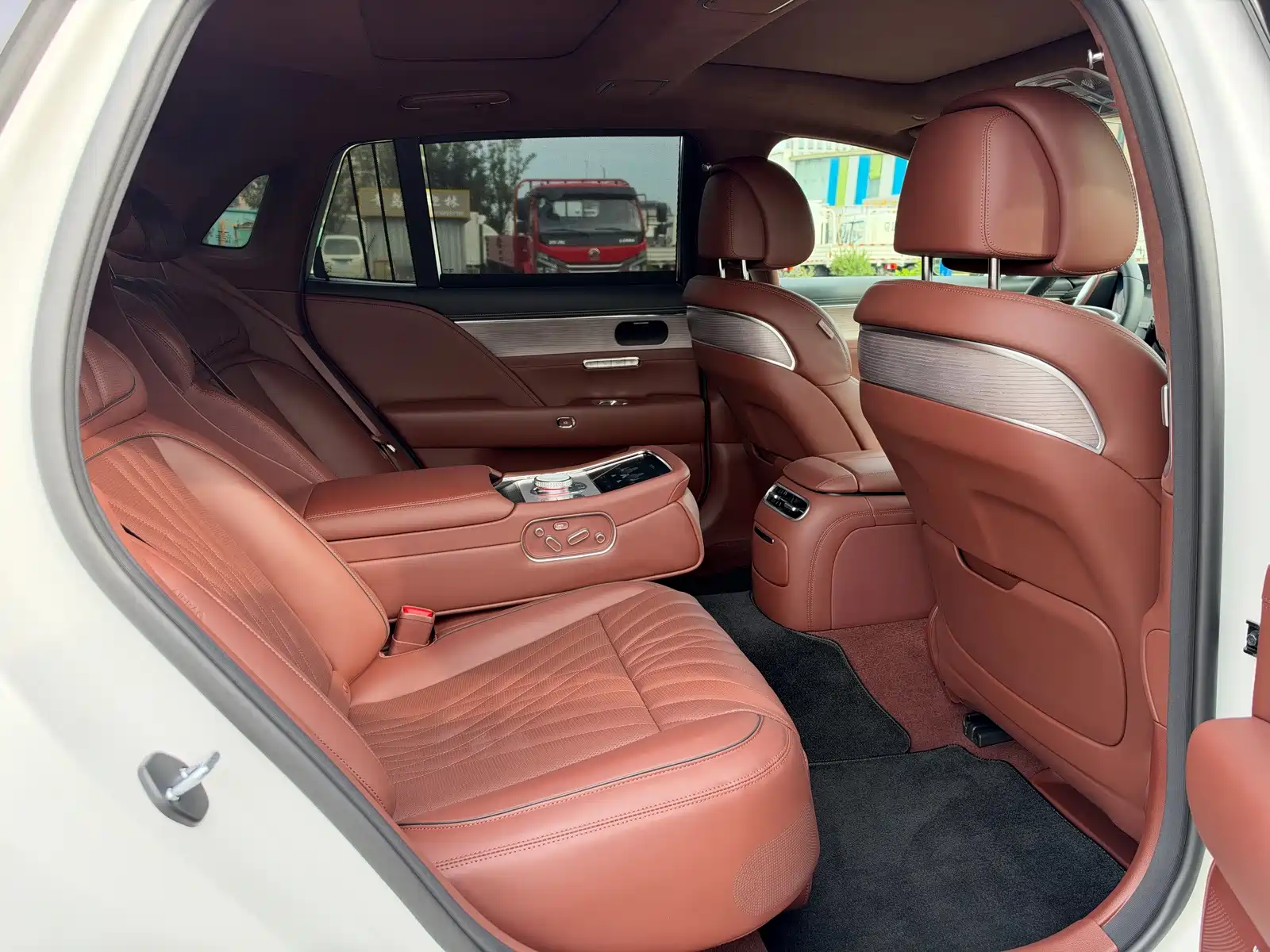 صورة 16 - Genesis G90