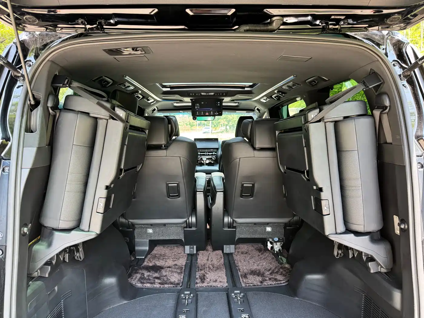 Lexus LM 2020 300h Seven-Seater Elegance Edition фото 13