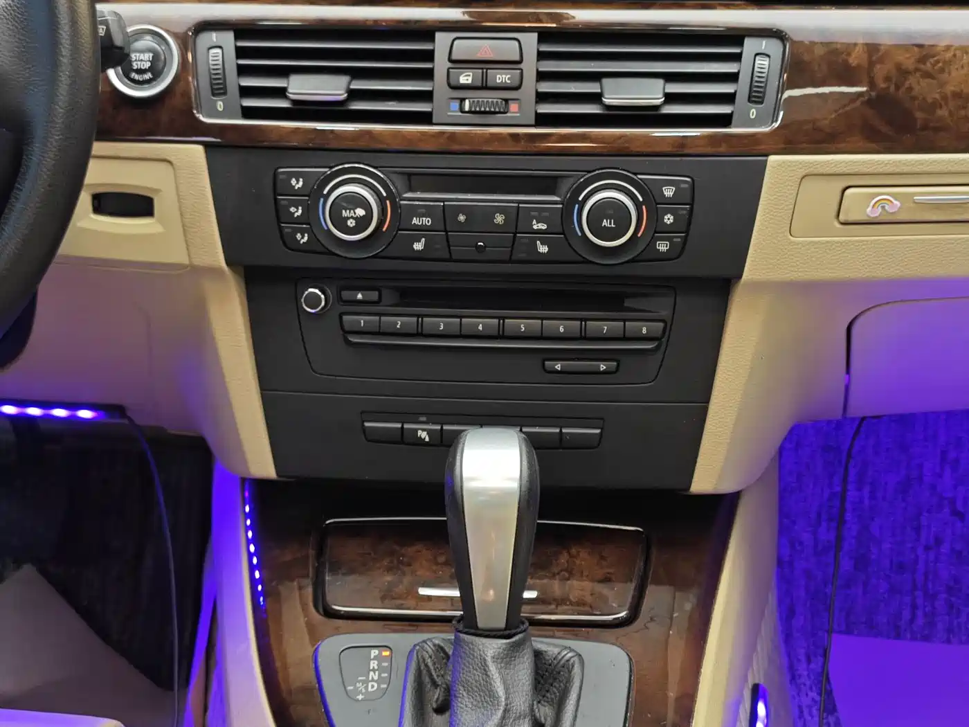 BMW 3 Series 2010 320i Luxury фото 20