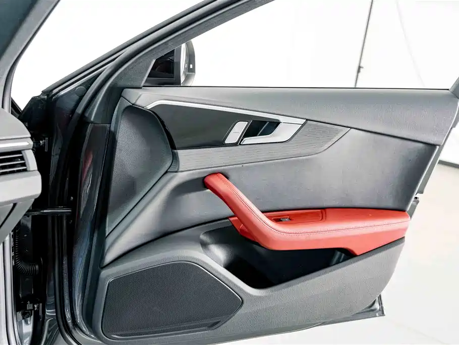 Фото 13 - Audi A4L