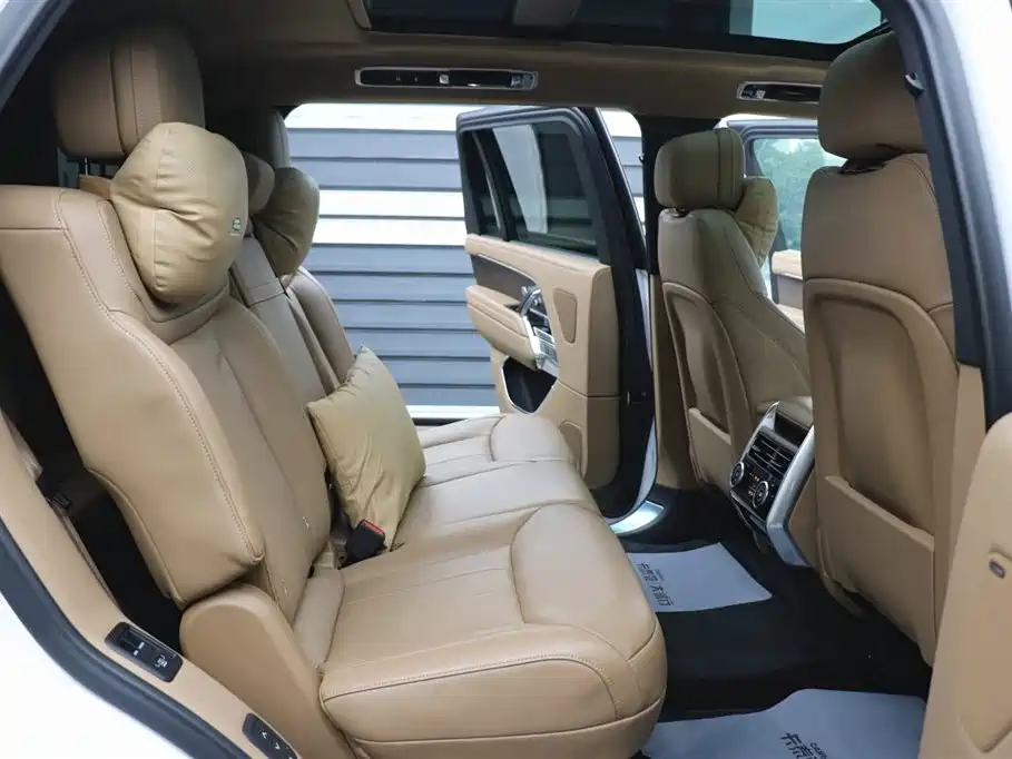 Land Rover Range Rover 2024 3.0 L6 400PS Golden Age Extended 7-Seater фото 24