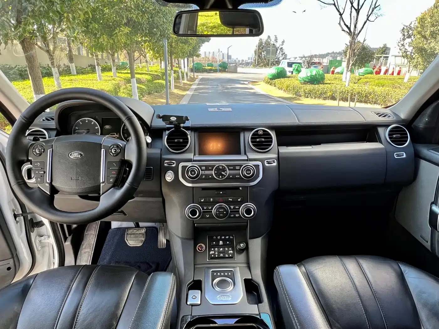 Land Rover Discovery 2015 3.0 SC V6 SE фото 14