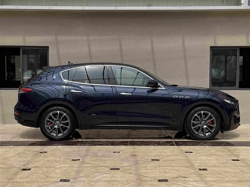 Photo 3 - Maserati Levante