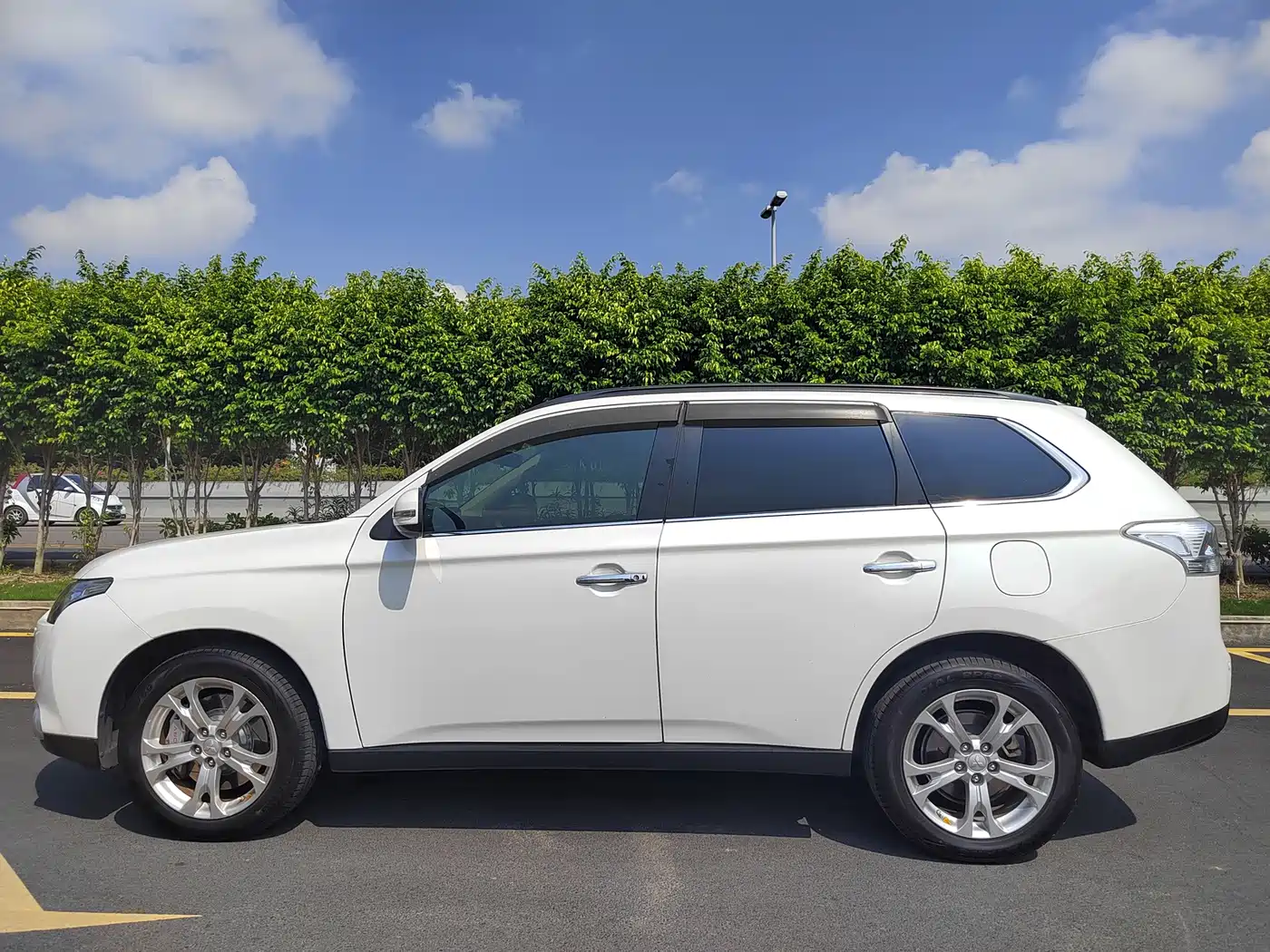 Mitsubishi Outlander (Import) 2013 2014 2.4L 4WD Luxury Value Edition 5-seater