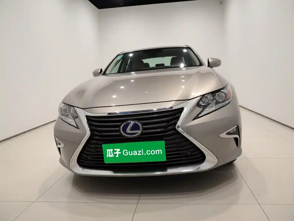 Фото 24 - Lexus ES