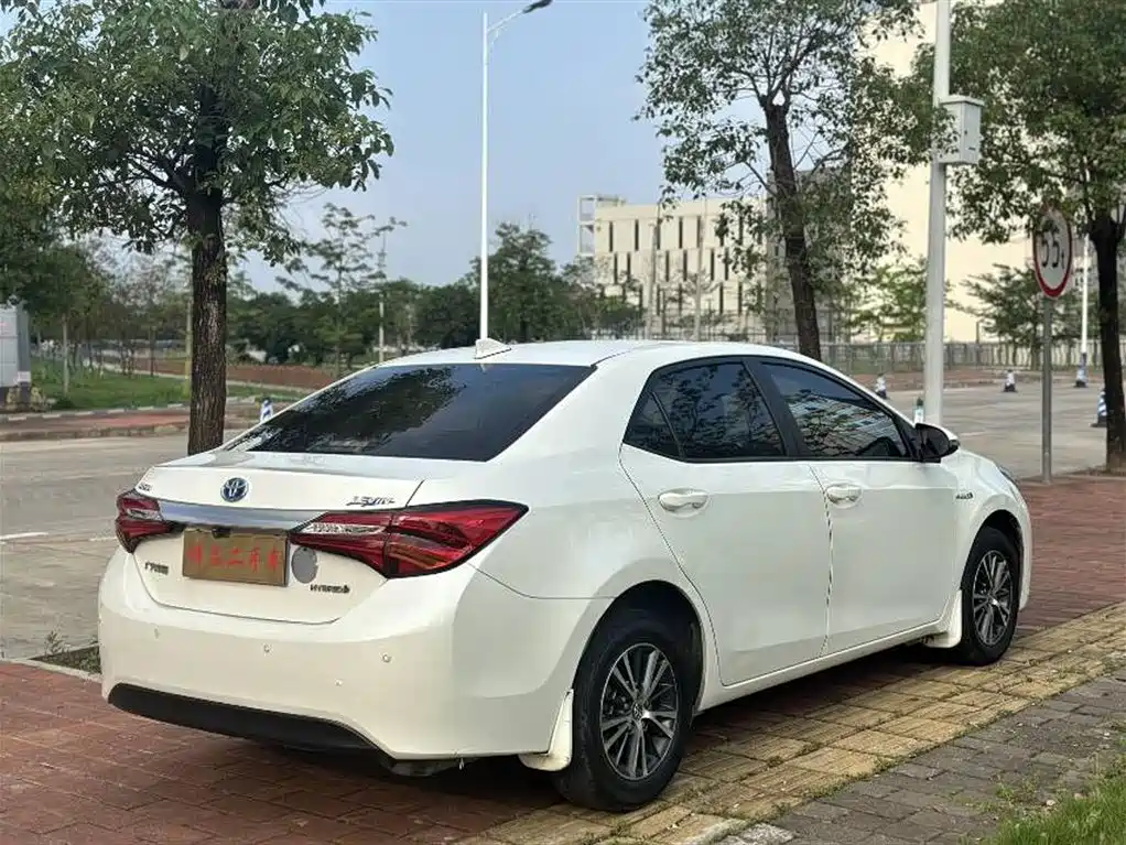 Toyota Levin 2016 Hybrid 1.8H GS E-CVT Elite Sunroof фото 4