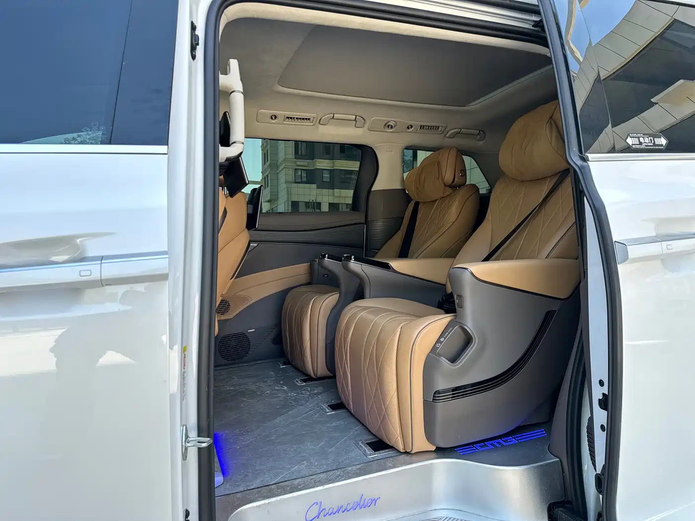 Denza D9 2022 DM-i 970 AWD Flagship фото 7