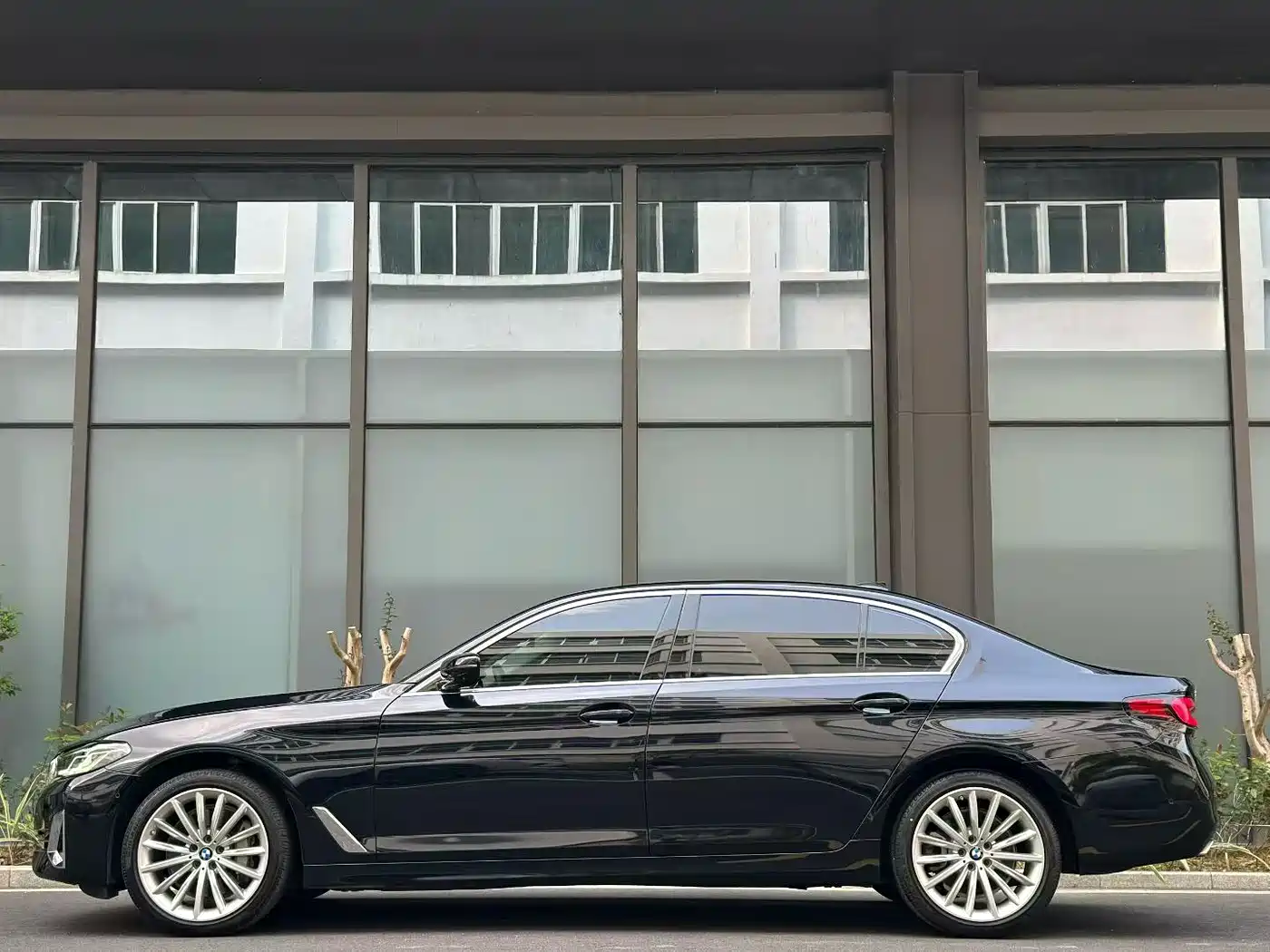 BMW 5 Series 2023 530Li Premium Luxury Package фото 3