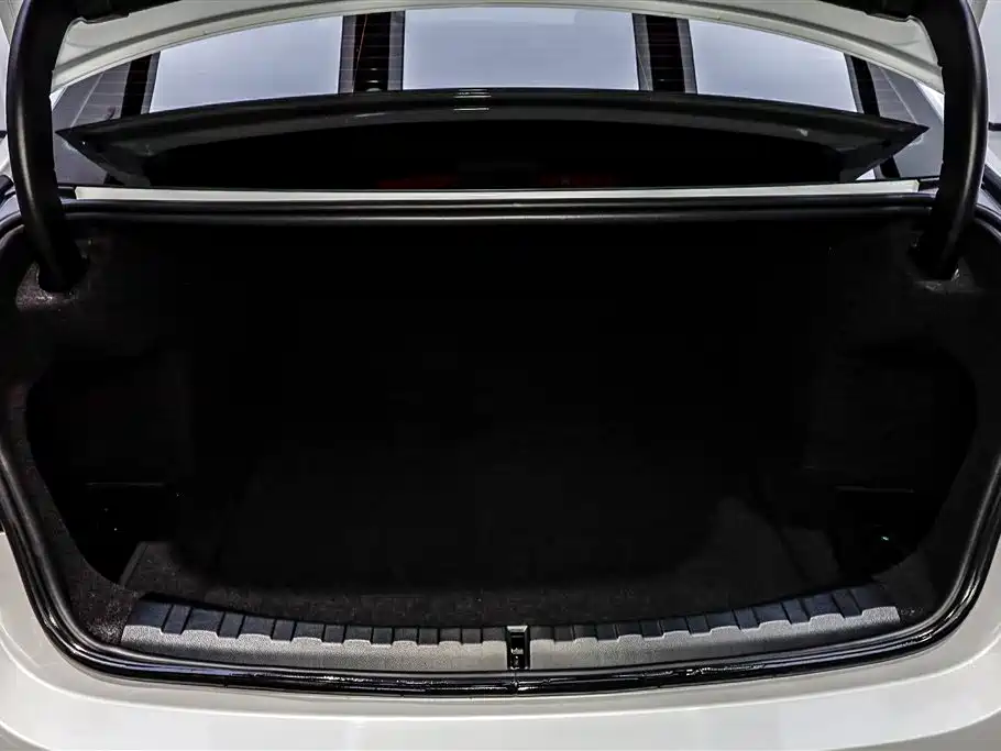 BMW 3 Series 2025 325Li M Sport Package фото 23