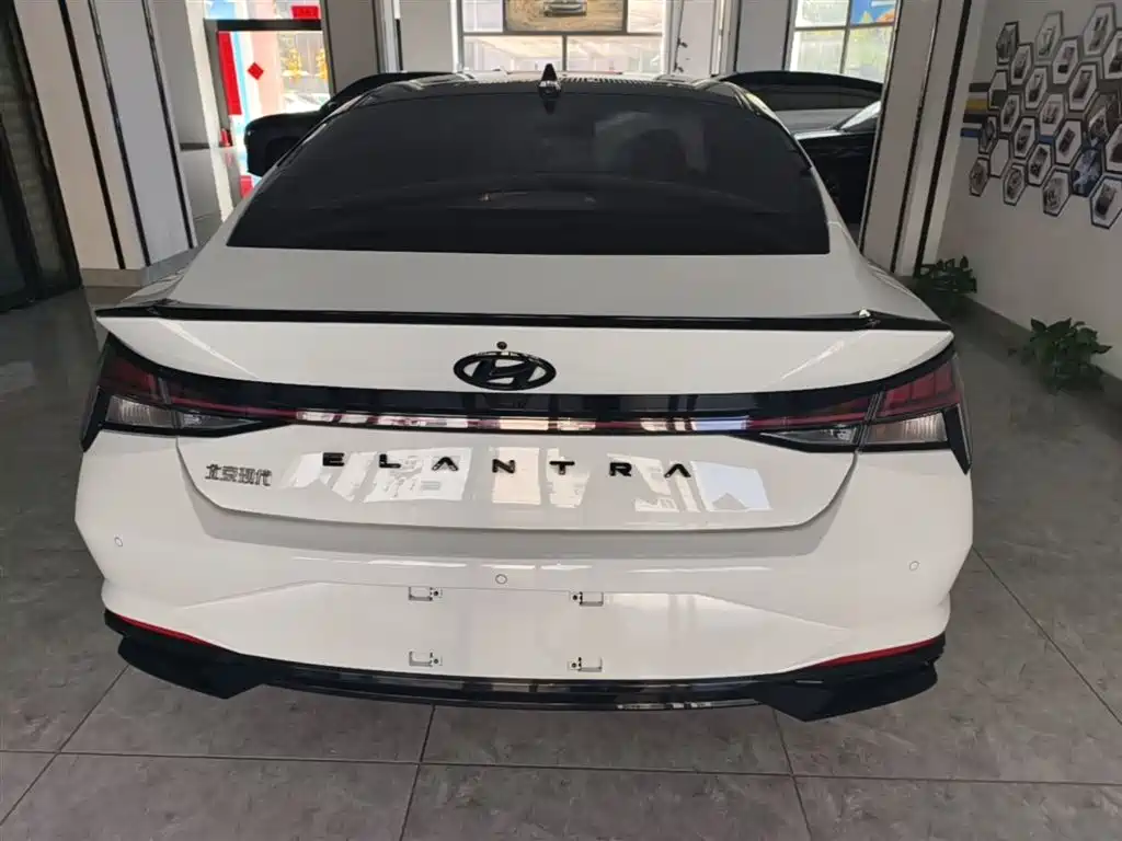 Hyundai Elantra 2022 1.5L CVT LUX Premium Edition фото 6