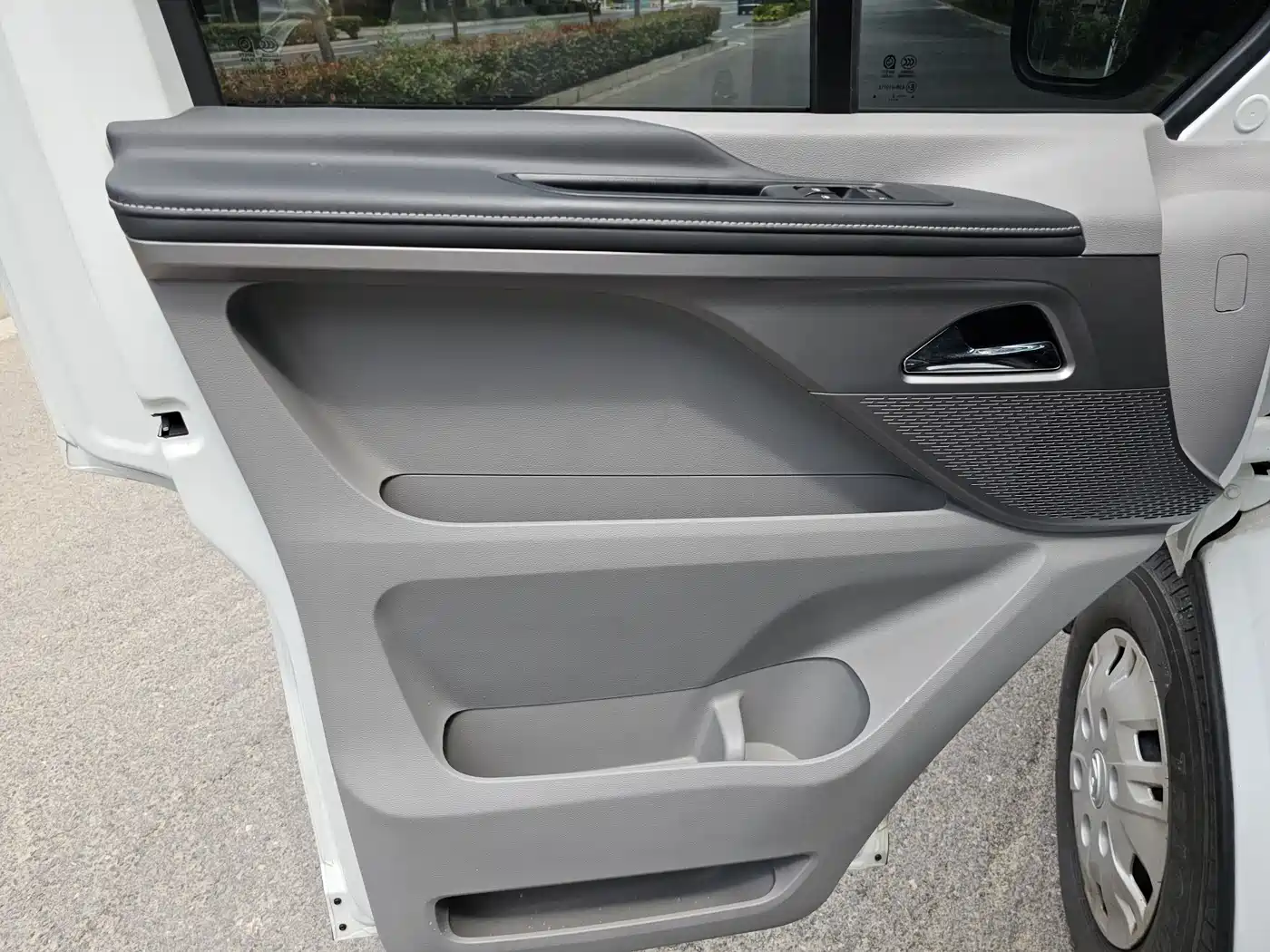 SAIC Maxus Xintu V70 2023 Model 2.0T Elite Edition Automatic Long Wheelbase Medium Roof 6/7-Seater фото 17