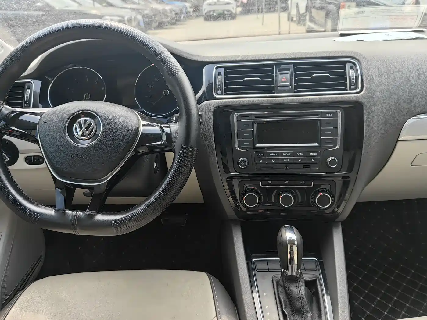 Volkswagen Sagitar 2015 1.6L Automatic Comfort фото 12