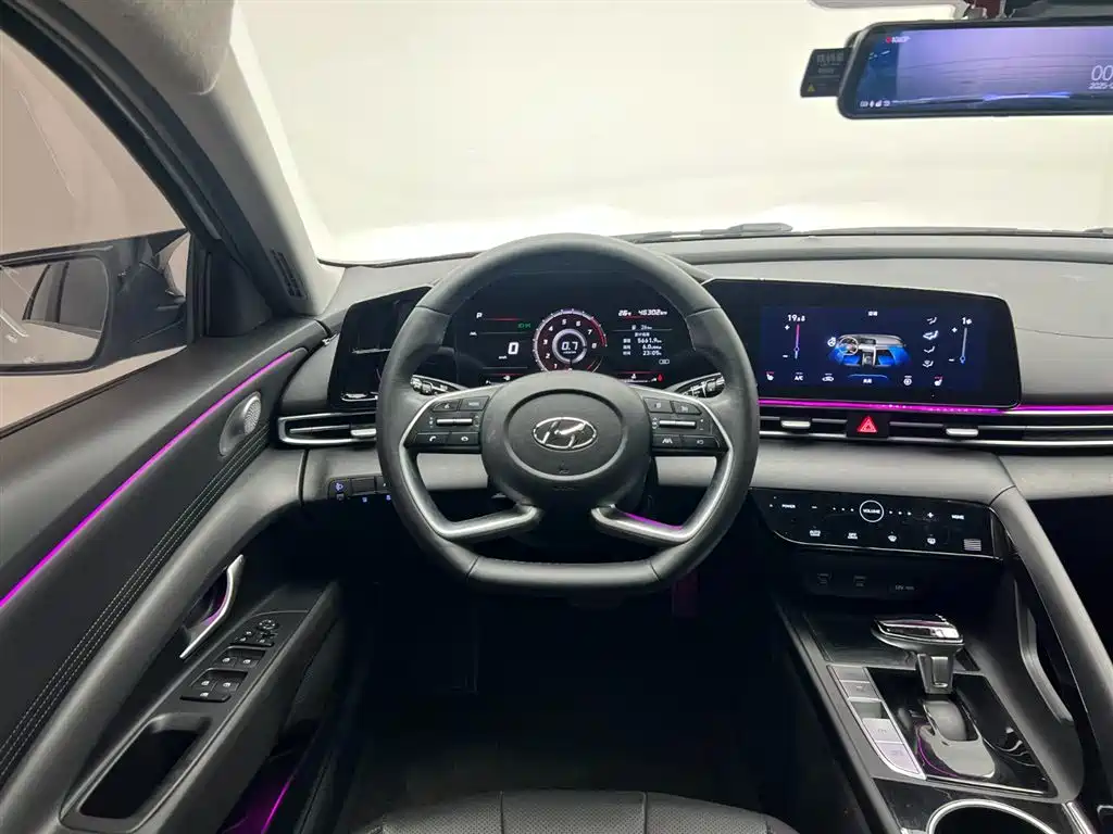 Hyundai Elantra 2022 1.5L CVT LUX Premium Edition фото 17