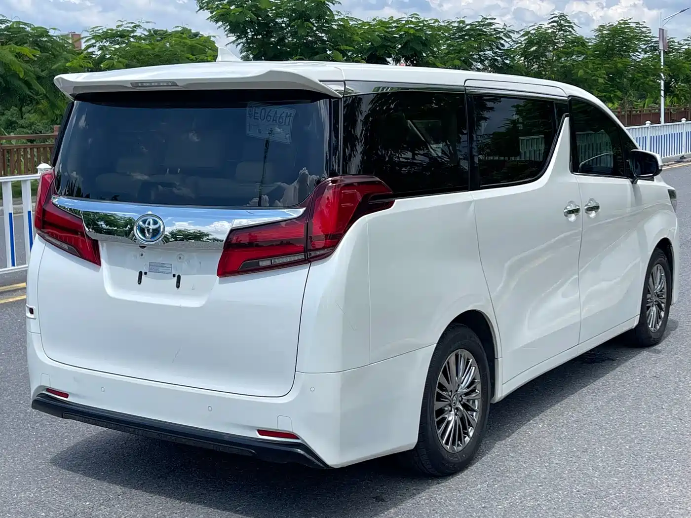 Toyota Alphard 2021 Hybrid 2.5L Luxury фото 4