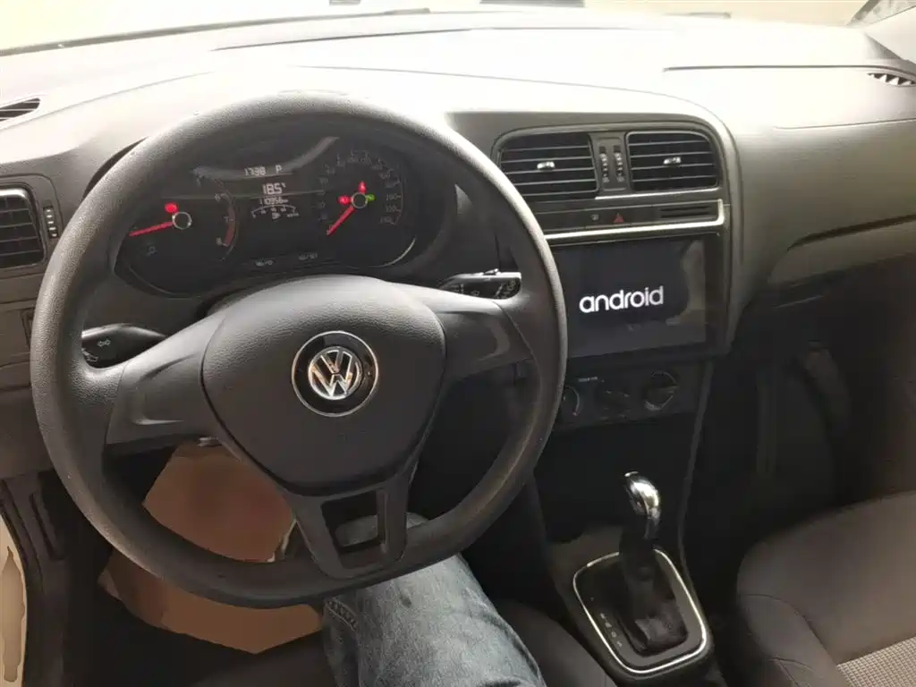 Volkswagen Polo 2016 1.4L Automatic Trend фото 10