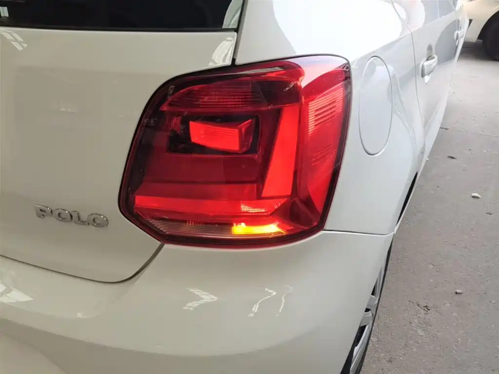 Volkswagen Polo 2016 1.4L Automatic Trend фото 8