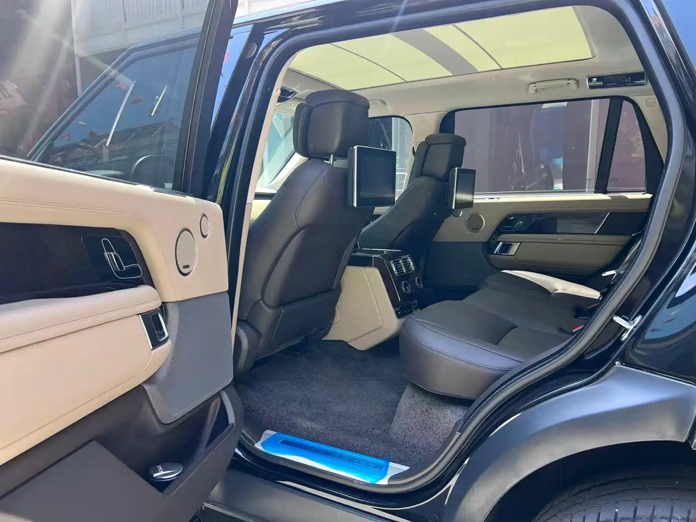 Land Rover Range Rover 2022 3.0 L6 400PS Heritage Extended Classic Edition фото 8
