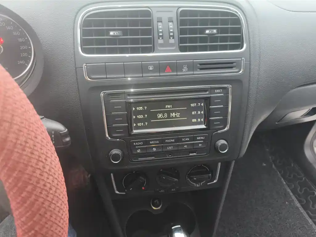 Volkswagen Polo 2014 1.4L Automatic Comfort Edition фото 10