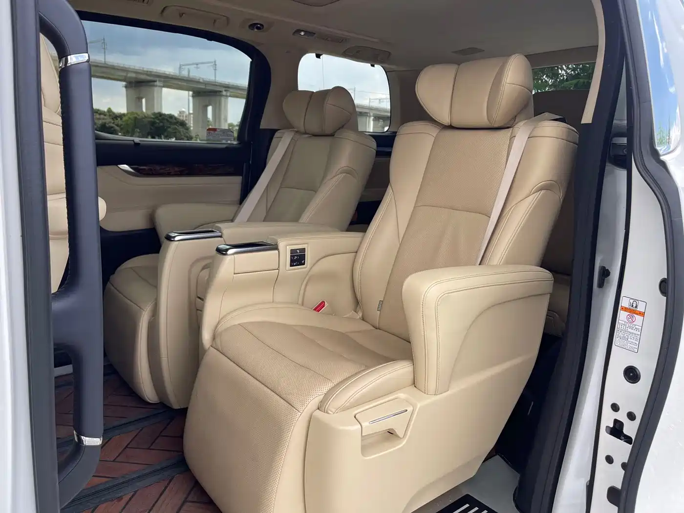 Toyota Alphard 2021 Hybrid 2.5L Luxury фото 26