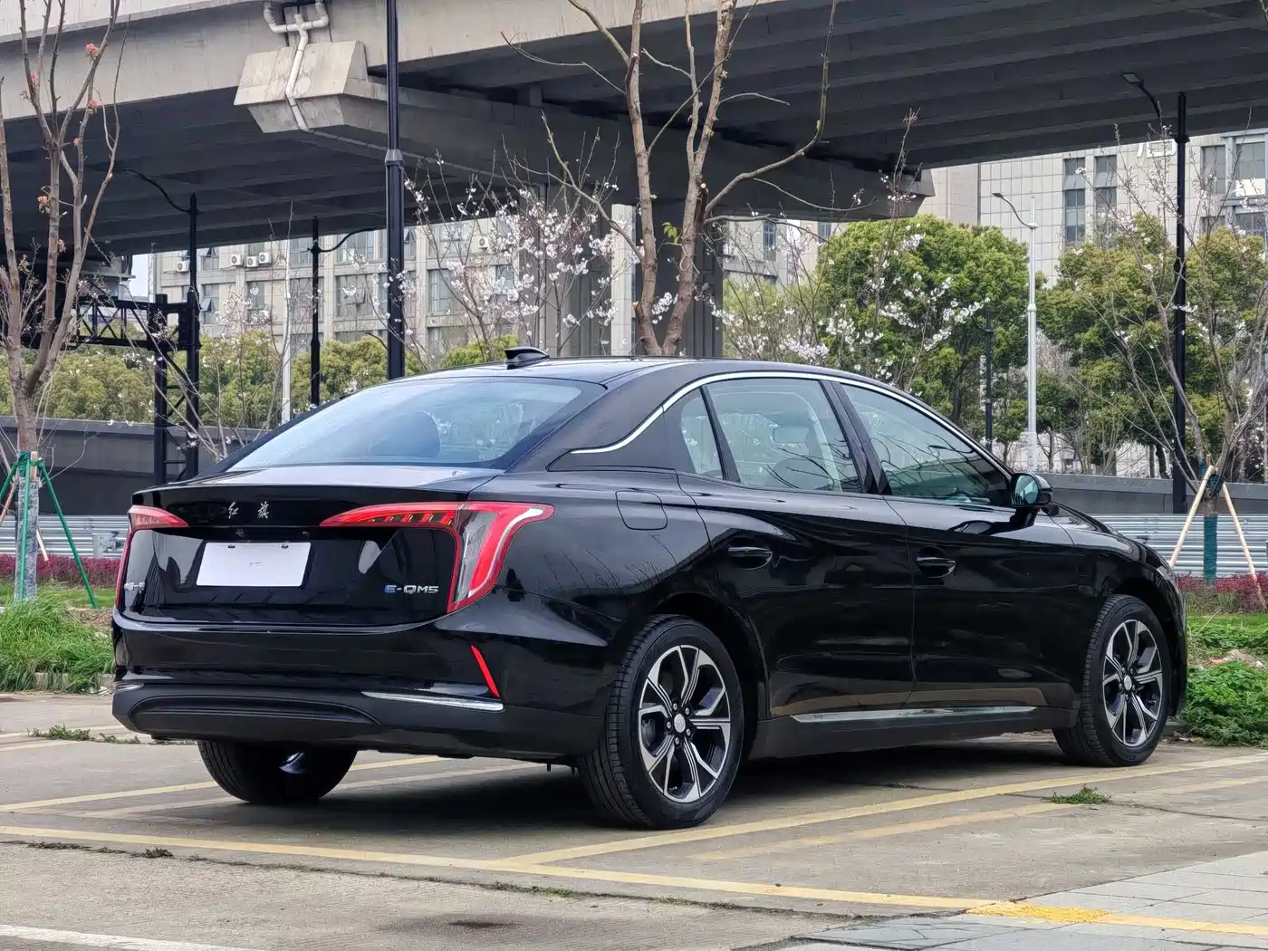 Hongqi E-QM5 2023 Facelift Basic Travel Edition фото 4