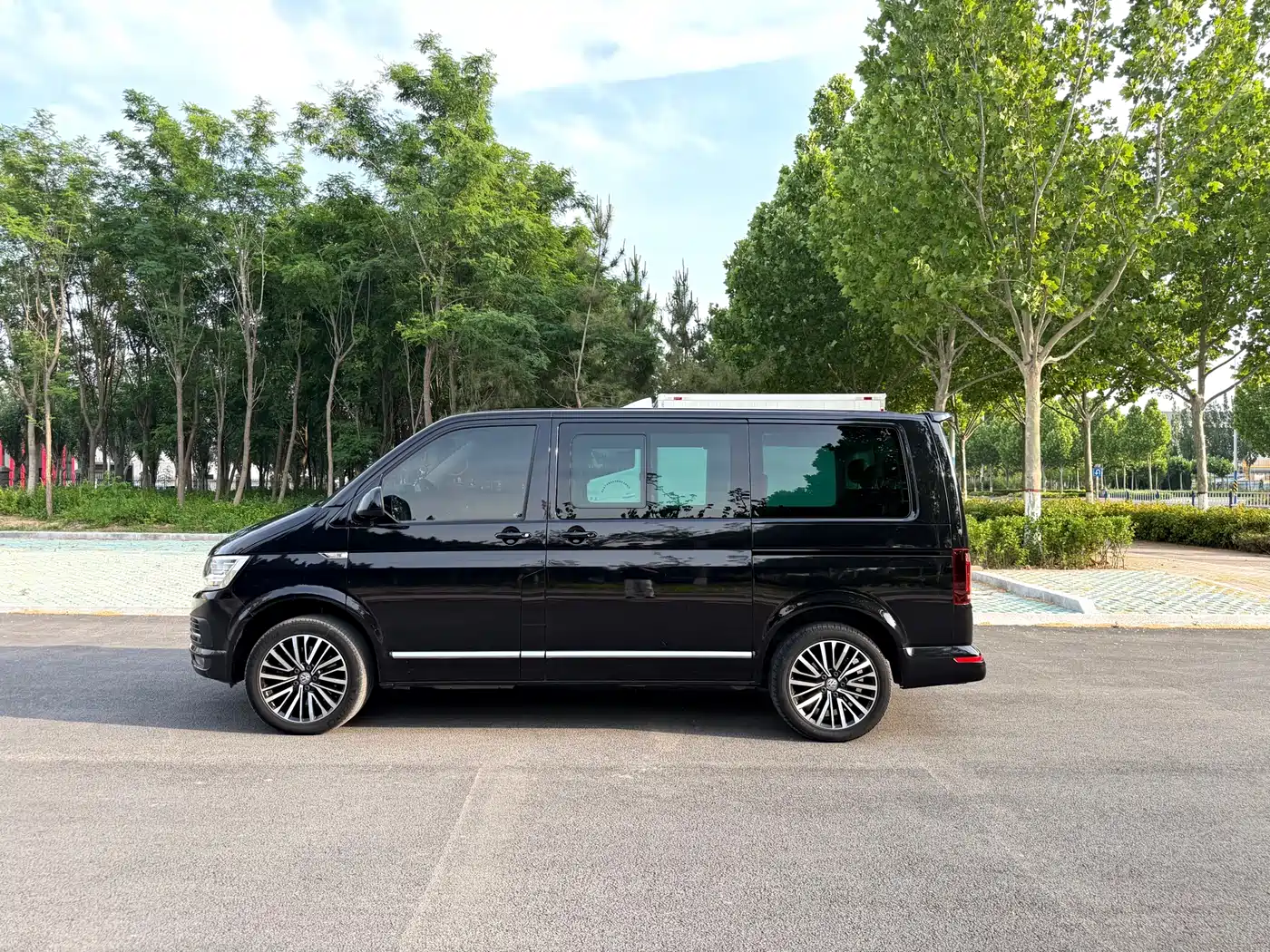 Volkswagen Multivan 2019 2.0TSI 4WD Premium 7-seater фото 4