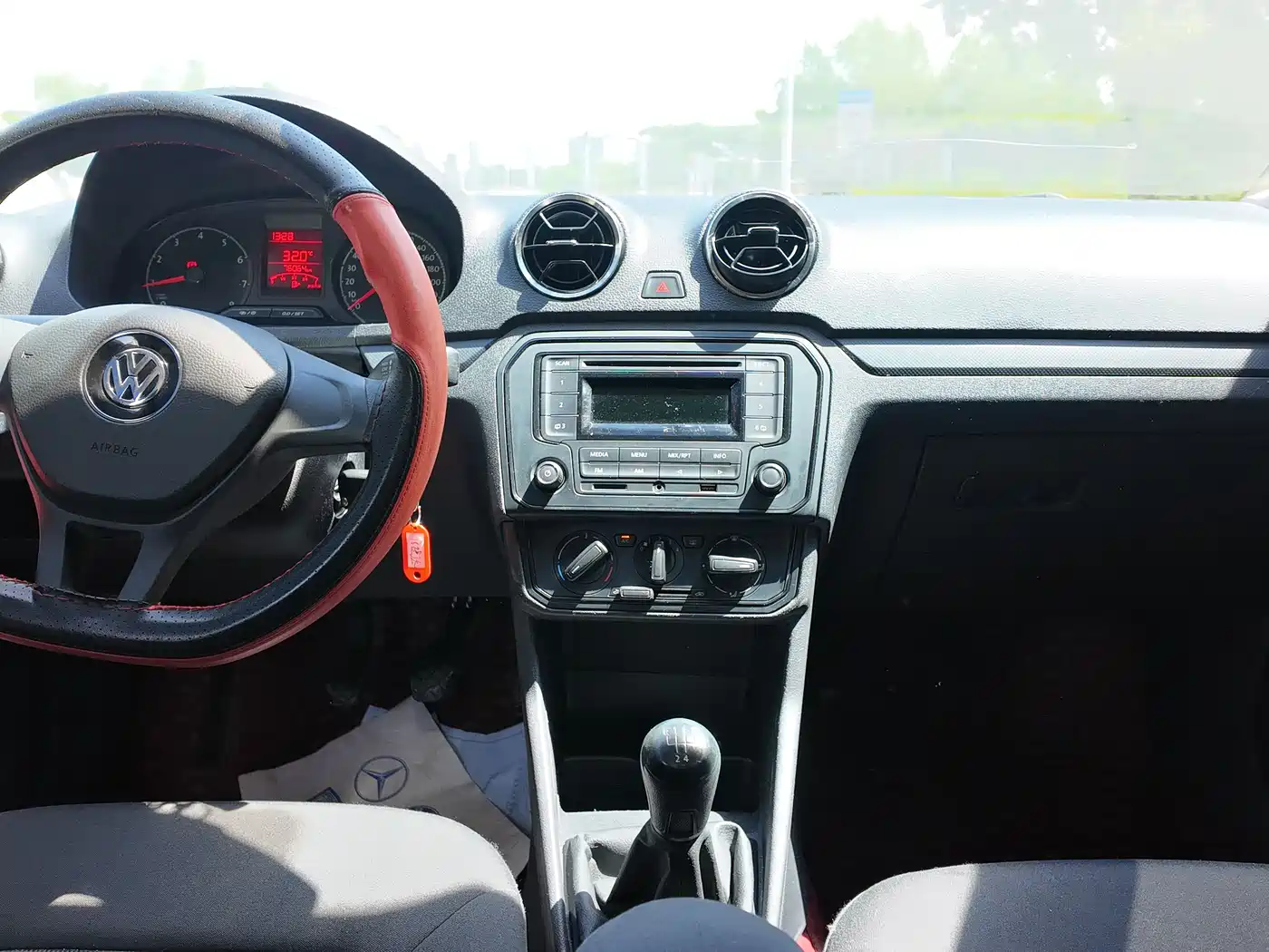 Volkswagen Jetta 2019 Dream Edition 1.4L Manual Fashion фото 16