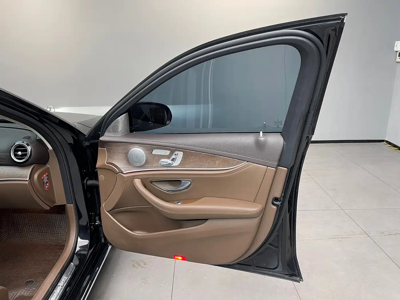 Mercedes-Benz E-Class 2017 E 300 L Luxury фото 27
