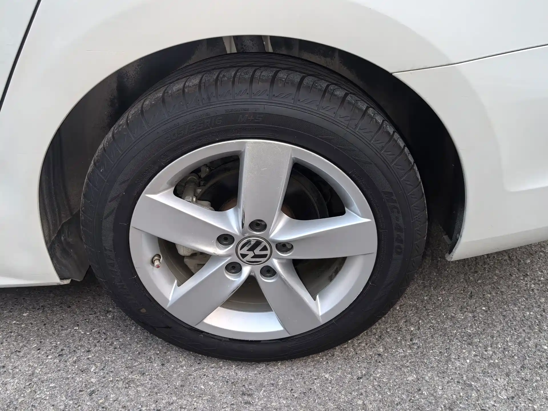 صورة 8 - Volkswagen Sagitar