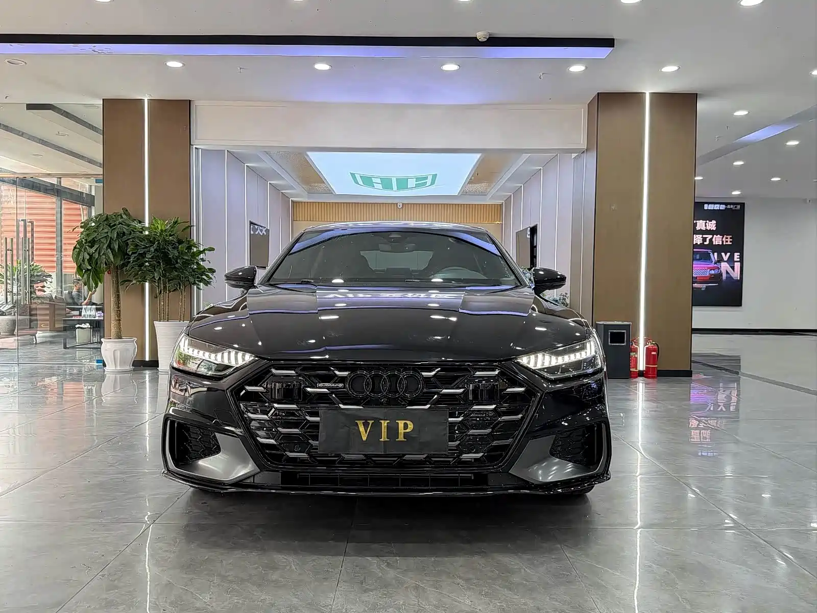 Photo 2 - Audi A7L