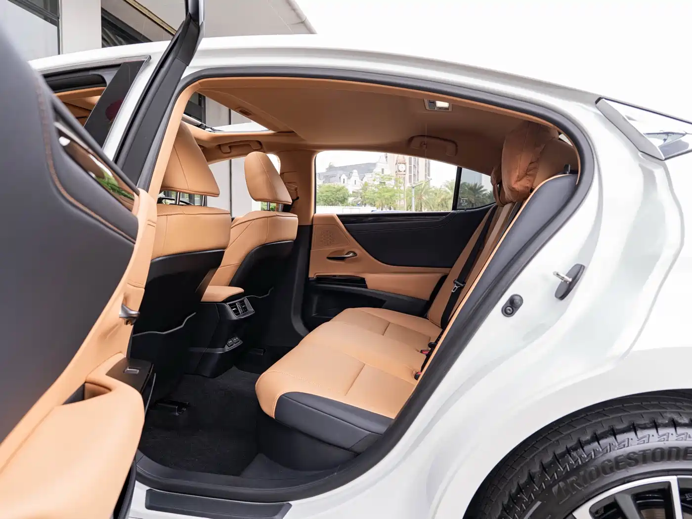Lexus ES 2022 300h Ultimate Edition фото 11