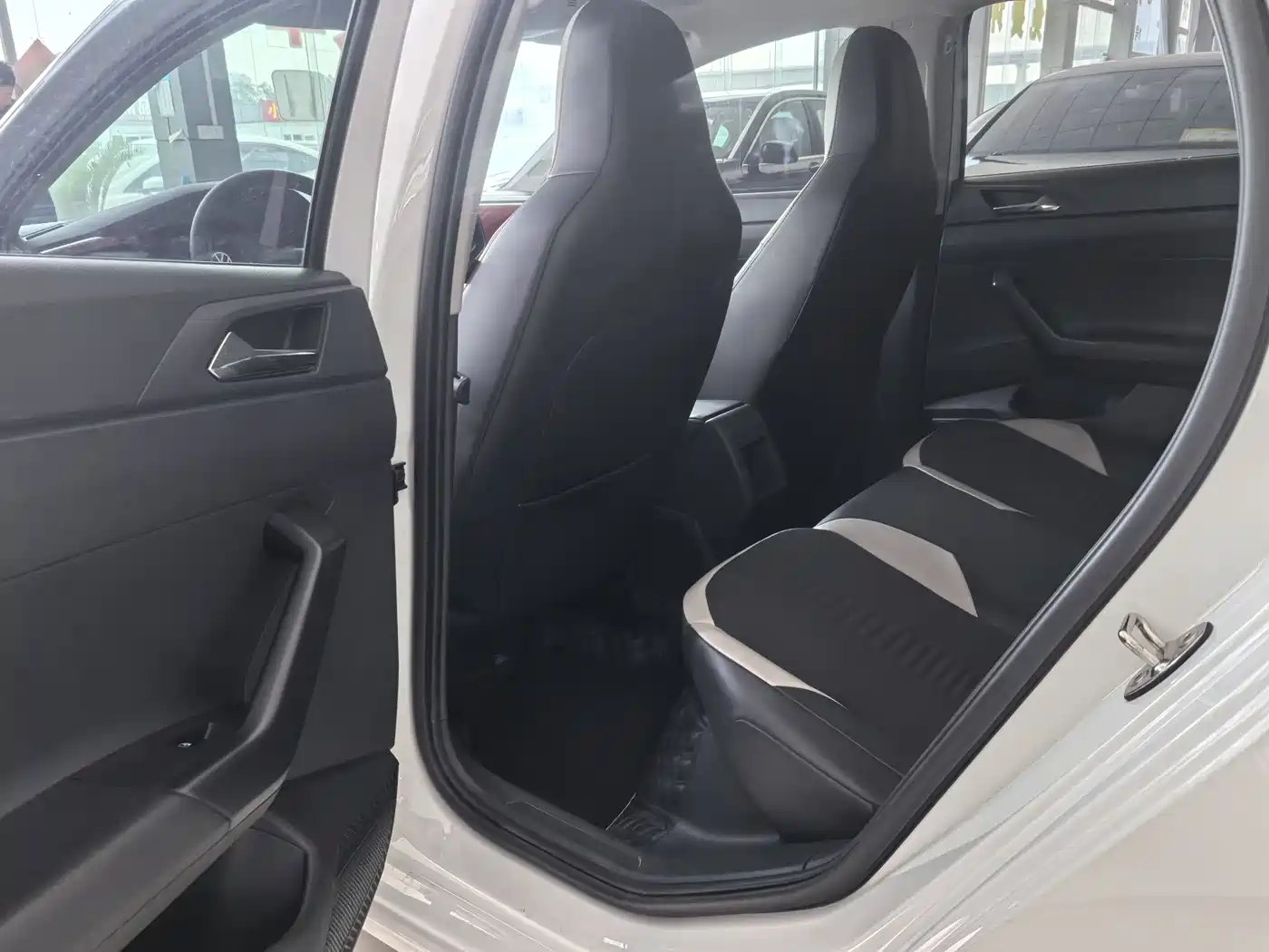 Volkswagen Polo 2023 Plus 1.5L Automatic Colorful Tech Edition фото 5