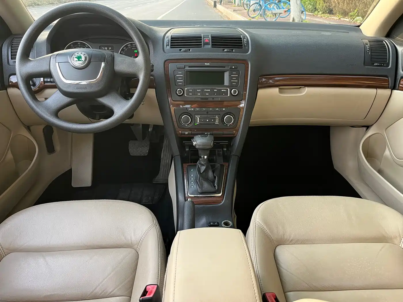 Škoda Octavia 2013 1.6L Automatic Leisure Edition фото 13