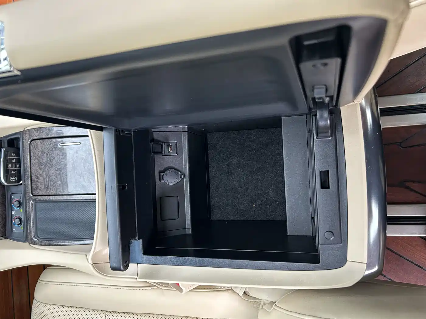 Toyota Vellfire 2021 Crown Hybrid 2.5L HV Premium Edition фото 13