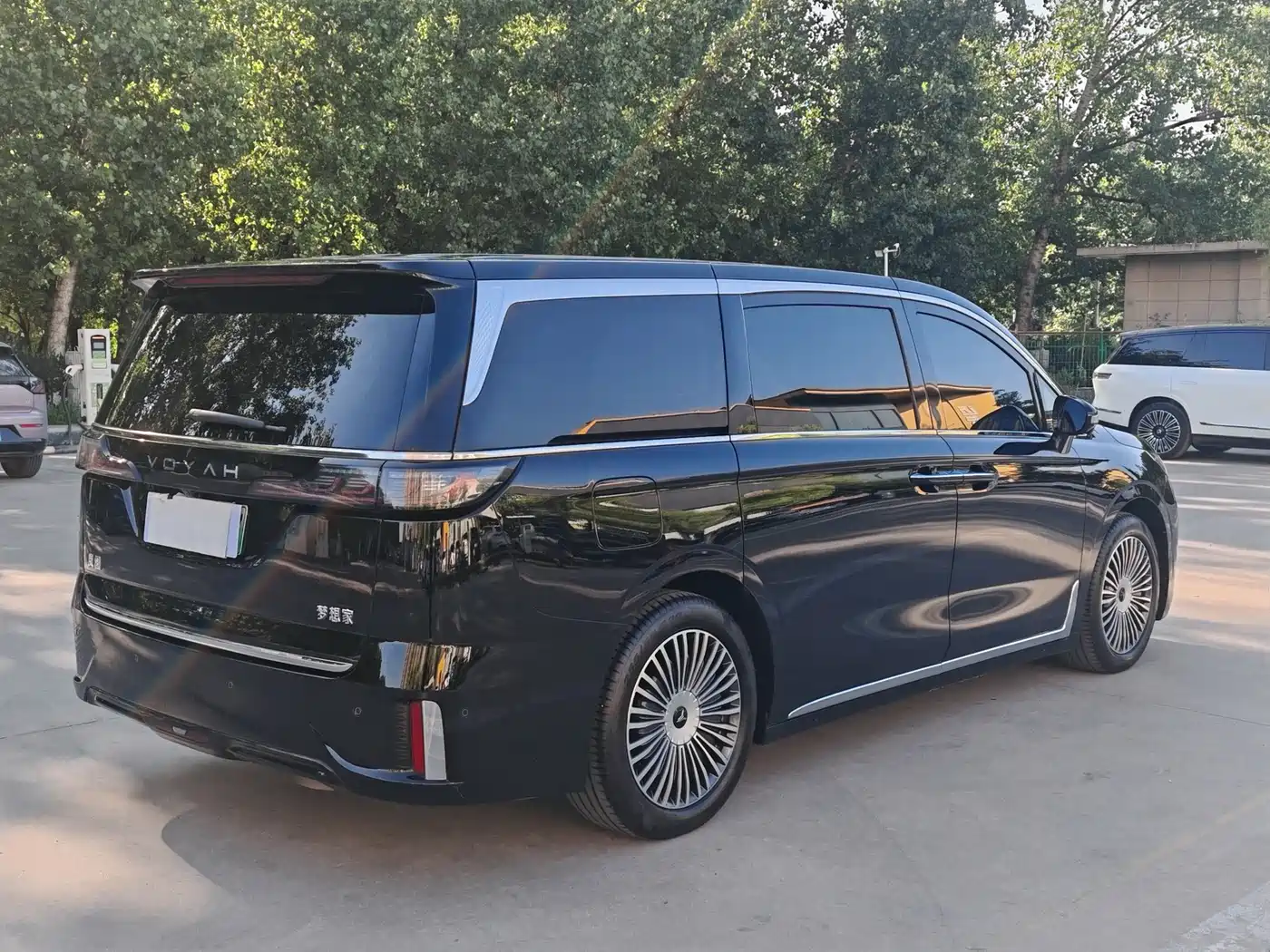 Voyah Auto Voyah Dreamer 2025 PHEV 4WD Kunpeng Premium Edition фото 14