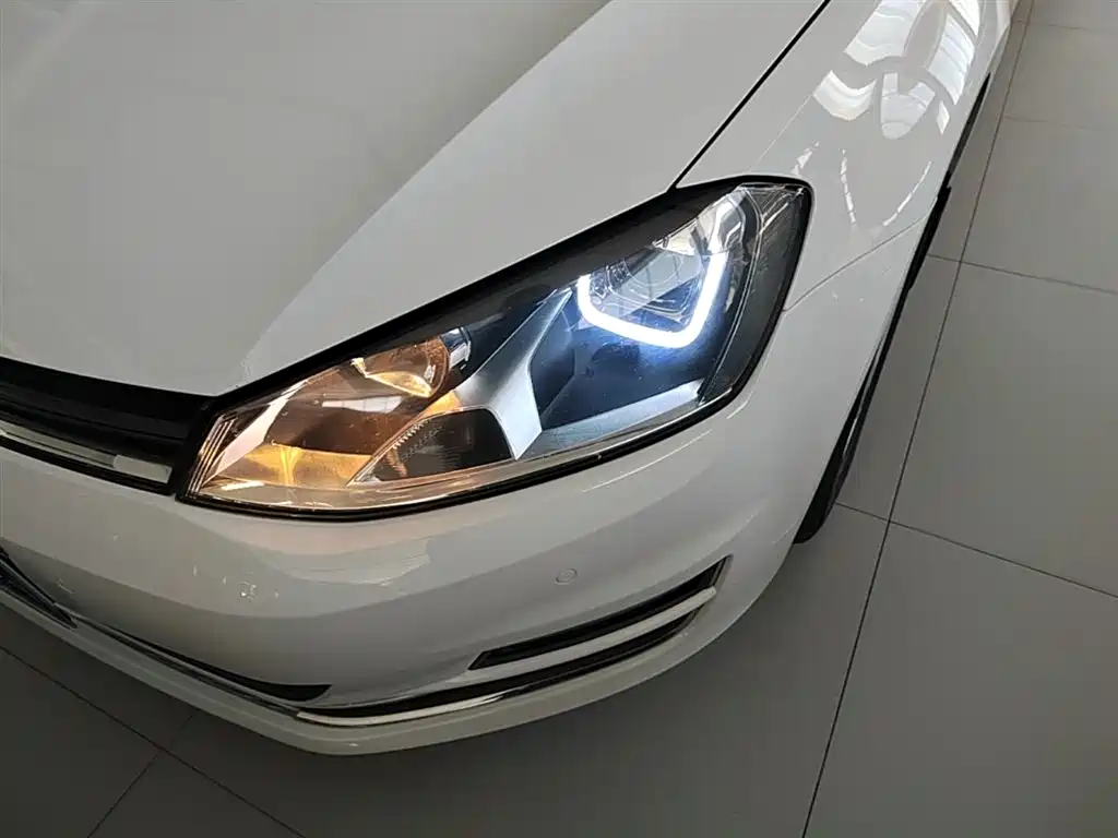Volkswagen Golf 2017 1.6L Auto Comfort Millionth Edition фото 24