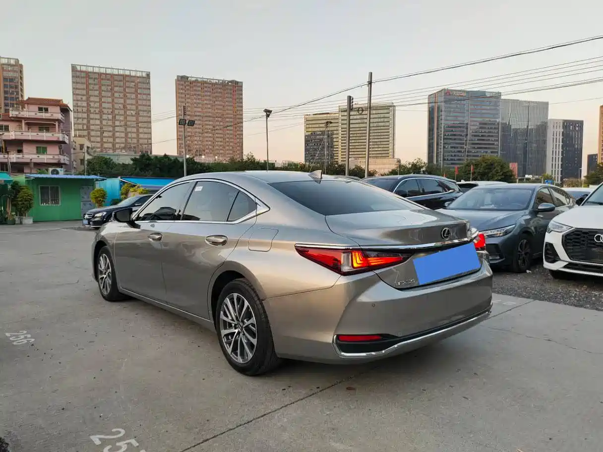 Lexus ES 2023 200 Excellence Edition фото 7
