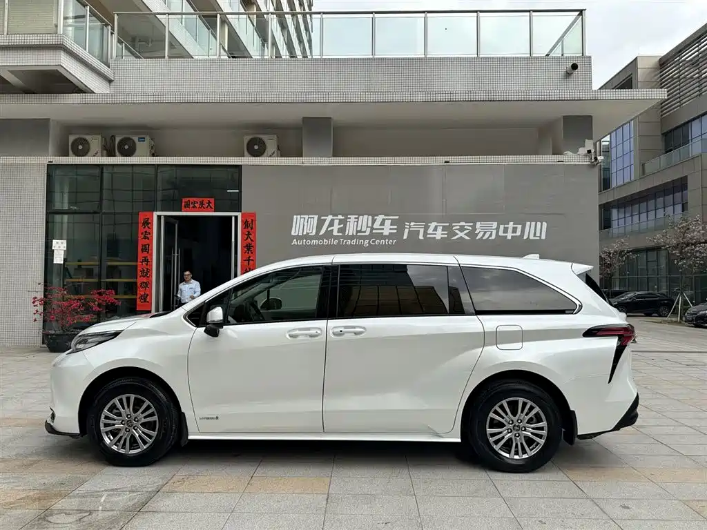 Toyota Sienna 2021 2.5L Hybrid Comfort Edition фото 9