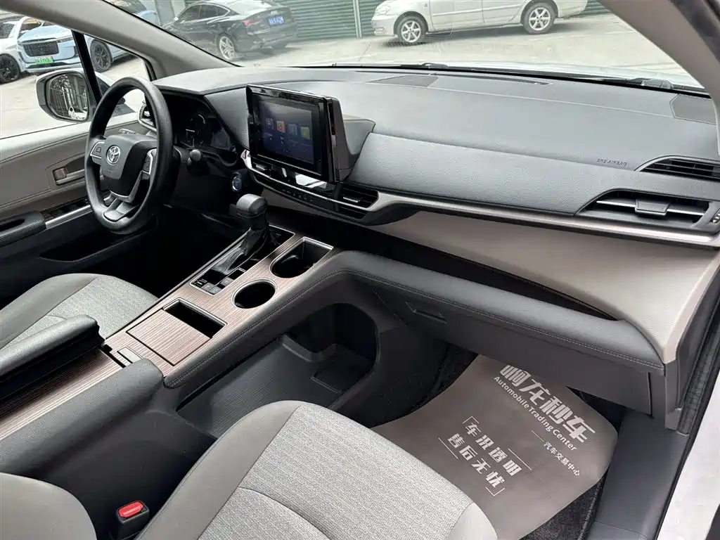 Toyota Sienna 2021 2.5L Hybrid Comfort Edition фото 22