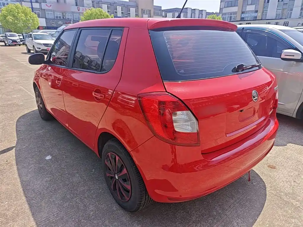 Škoda Fabia 2014 1.4L Automatic Crystal Edition фото 5