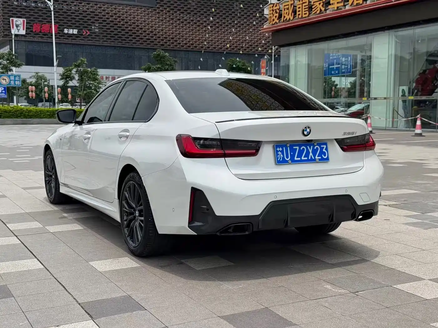 BMW 3 Series 2023 325i M Sport Black Night Package фото 11