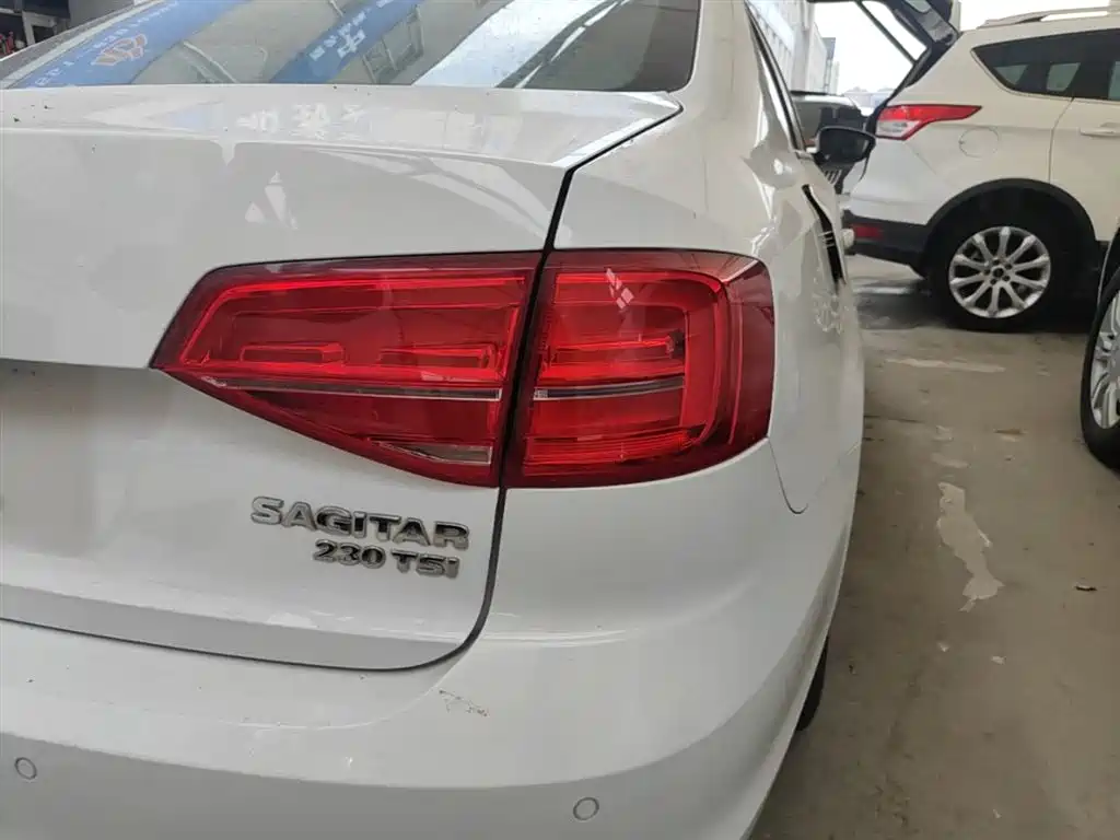 Volkswagen Sagitar 2015 230TSI Automatic Luxury фото 8