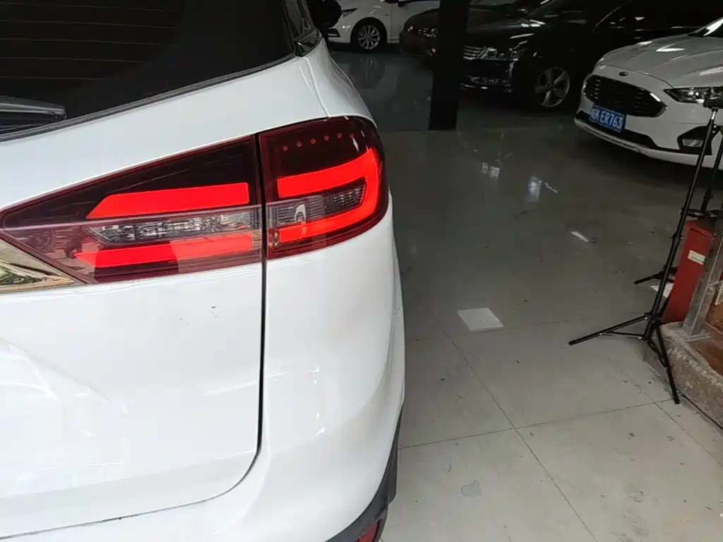 Фото 8 - Geely Atlas