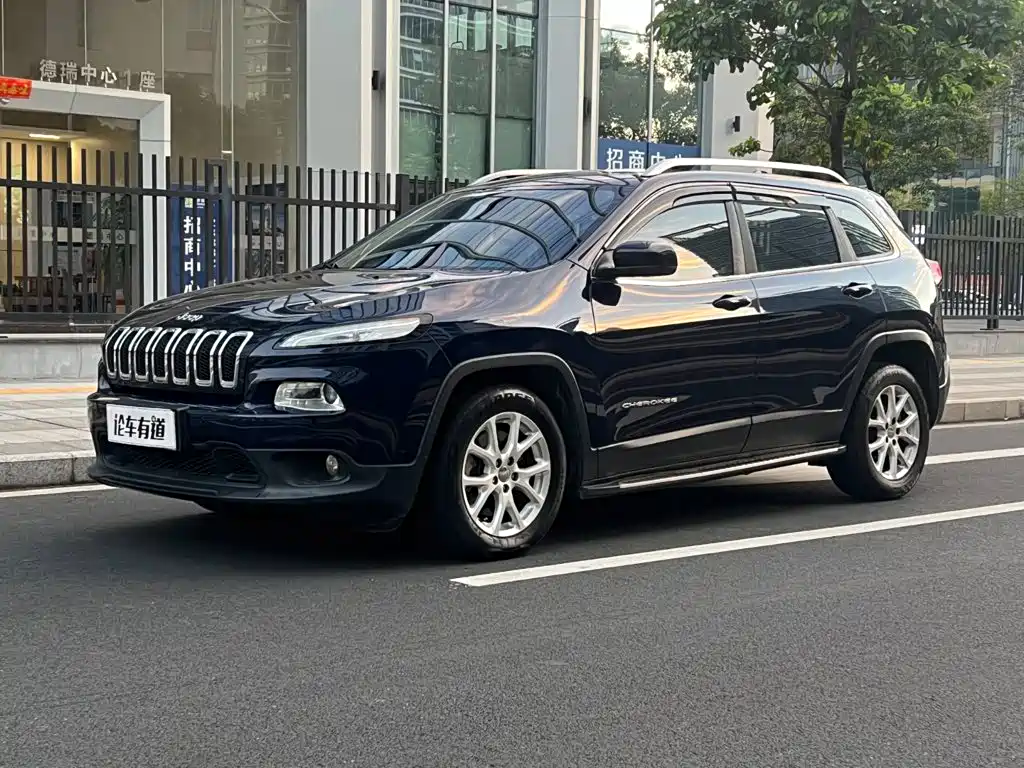 Фото 1 - Jeep Cherokee