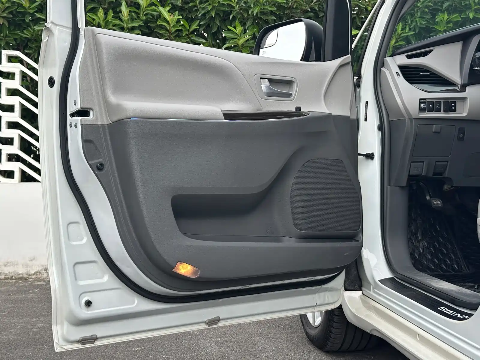 Photo 9 - Toyota Sienna