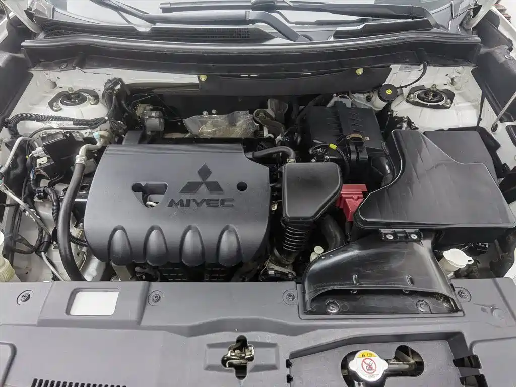 Mitsubishi Outlander 2019 2.4L 4WD Deluxe Edition 5-Seater China VI фото 6