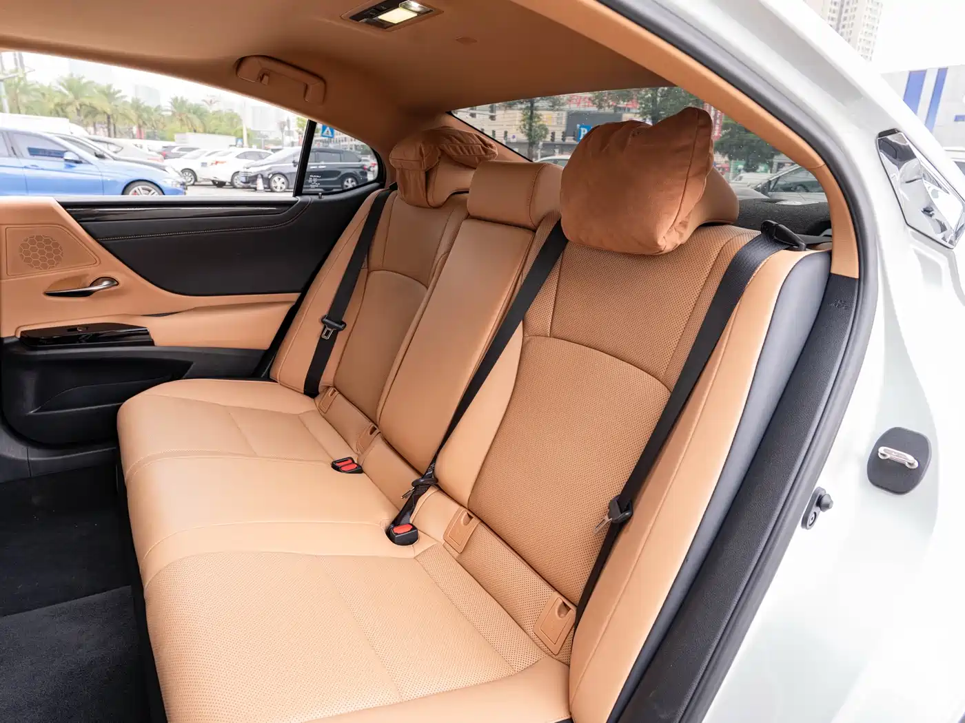 Lexus ES 2022 300h Ultimate Edition фото 10