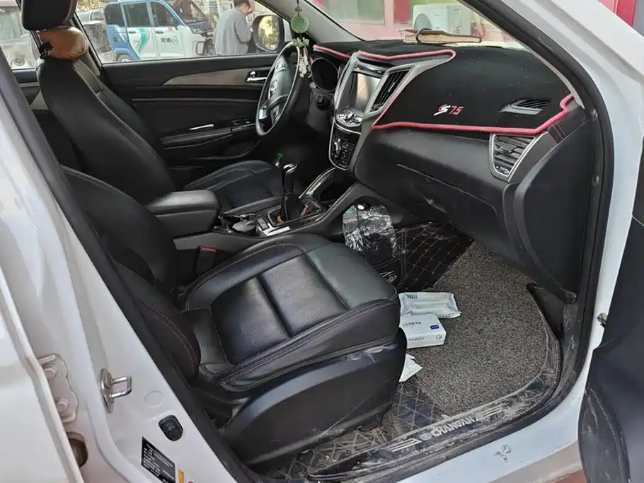 Фото 8 - Changan CS75