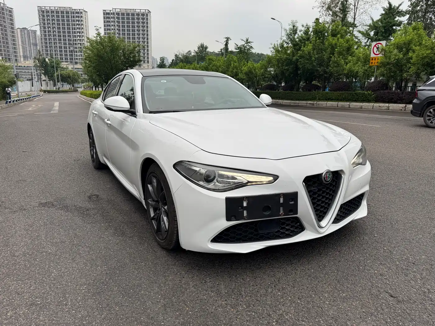Alfa Romeo Giulia 2017 2.0T 200HP Luxury Edition фото 3