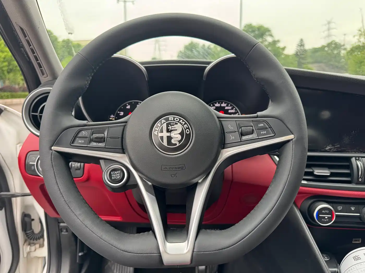 Alfa Romeo Giulia 2017 2.0T 200HP Luxury Edition фото 15
