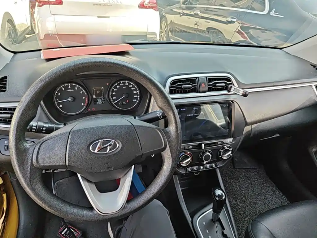 Photo 10 - Hyundai Verna